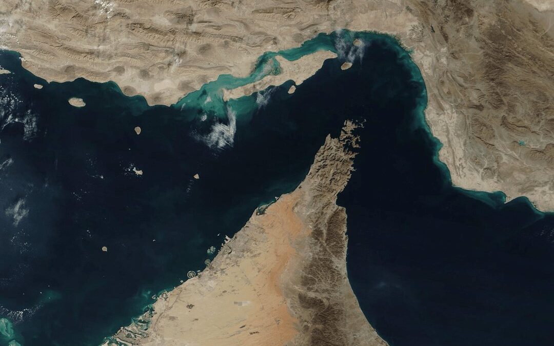 نفتکش تحریم‌شده ایرانی از تنگه هرمز عبور کرد + عکس
